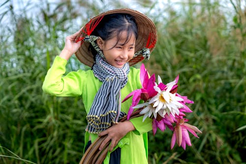 Gratis stockfoto met Aziatisch meisje, blij, bloemen