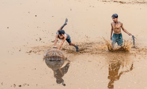 Бесплатное стоковое фото с азиатские мальчики, брызги, грязь