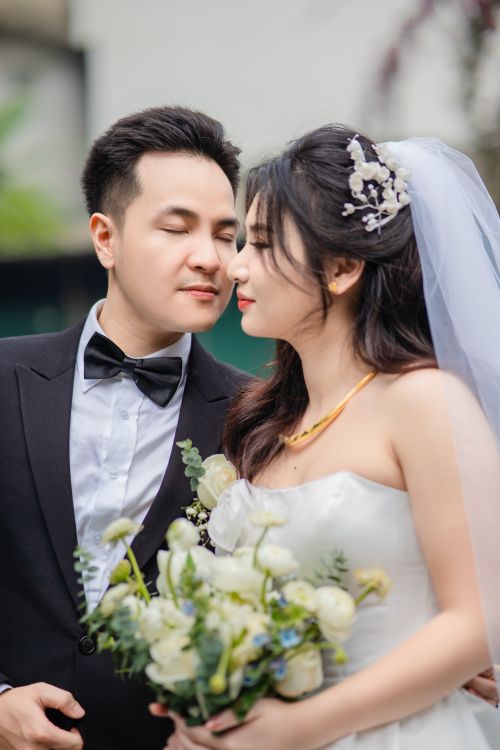 Free Charming bridal portrait of an Asian couple on their wedding day, capturing the essence of love and elegance. Stock Photo
