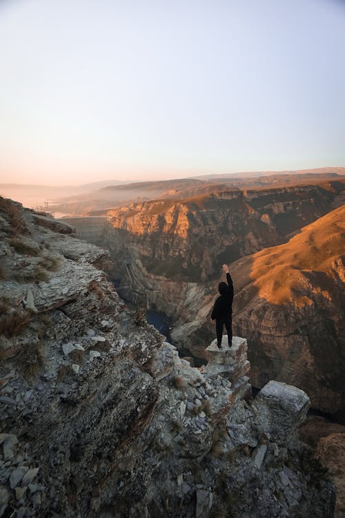 aşınmış, ayakta, dikey atış içeren Ücretsiz stok fotoğraf