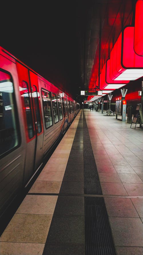 公共交通工具, 地铁站, 垂直拍摄 的 免费素材图片