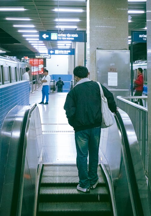 Foto stok gratis eskalator, kereta bawah tanah, komuter