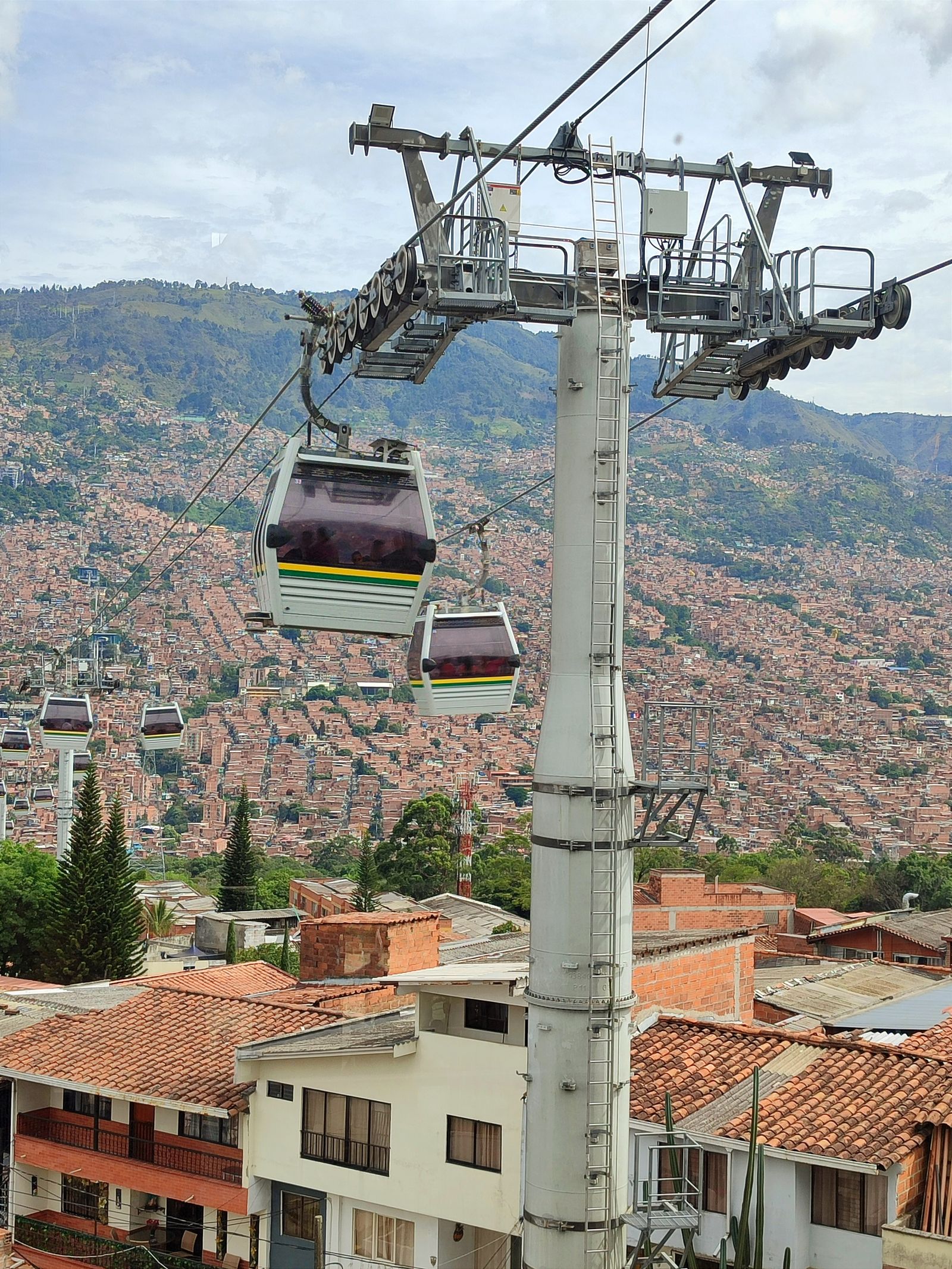 Cabinas del Metrocable sobre los techos de Medellín