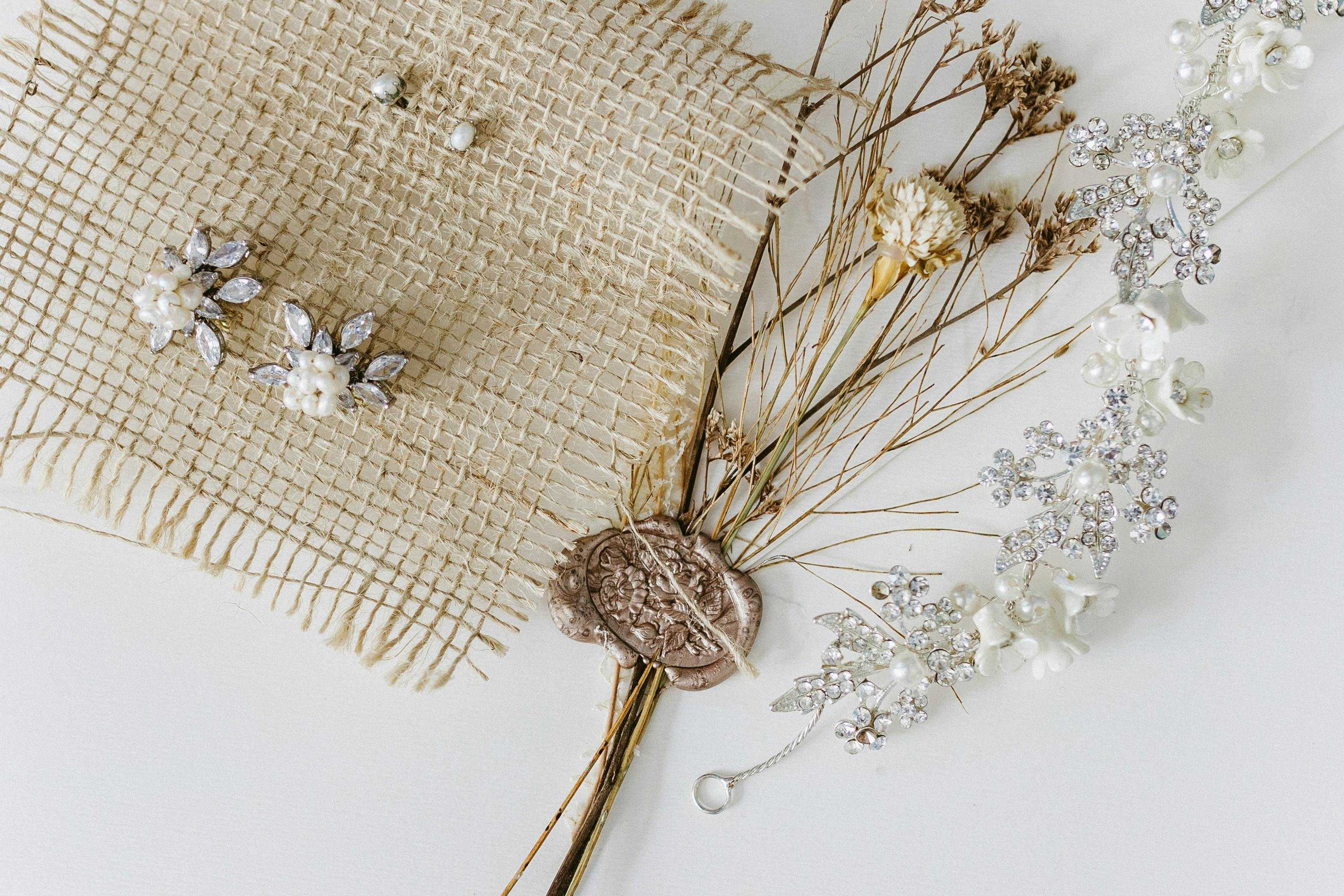 Flat lay d’accessoires et fleurs séchées, esprit déco bohème