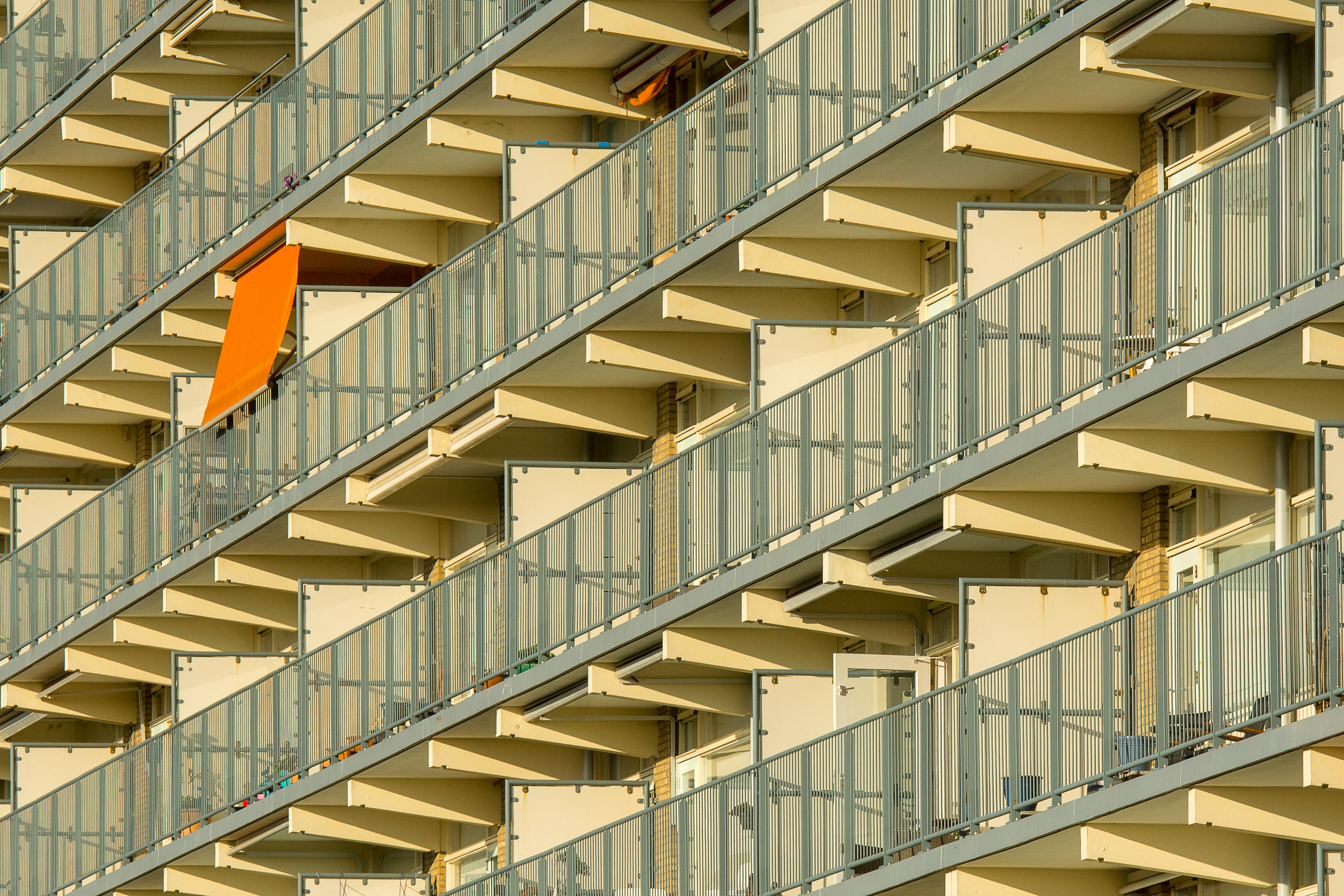 Moderne Balkonmarkise in Beige, vollständig ausgefahren über einer Sitzgruppe