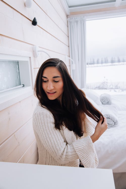 Immagine gratuita di camera, capelli neri, donna