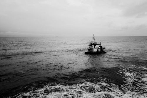 Ingyenes stockfotó fekete-fehér, hajó, hullámok témában