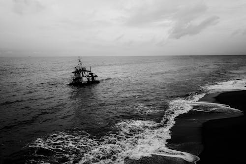 Základová fotografie zdarma na téma černobílý, člun, horizont