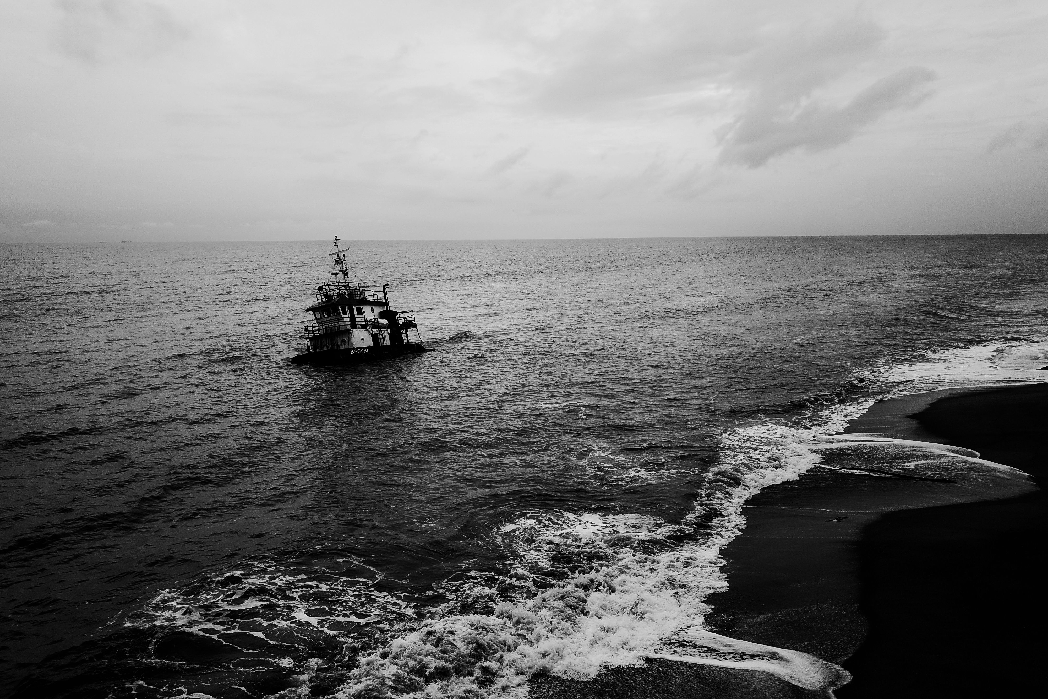 Boat and Waves in Black and White · Free Stock Photo display picture 3