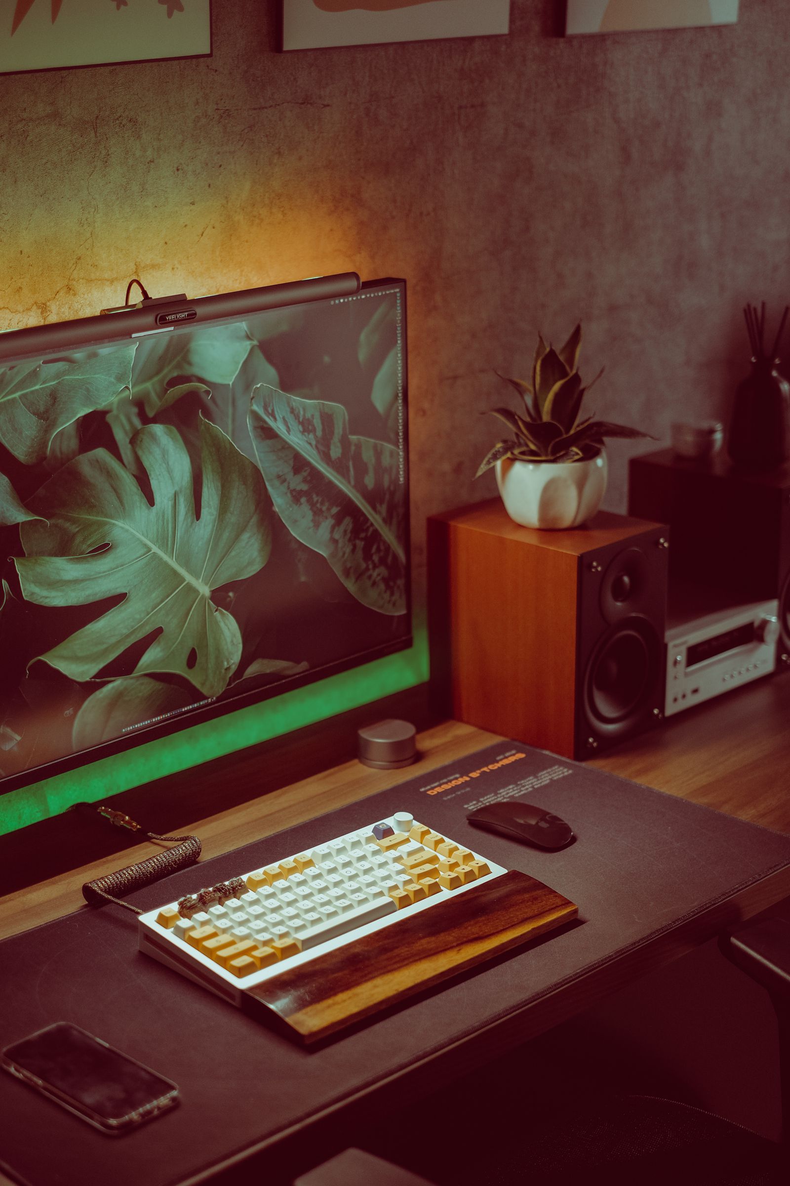 Pracovni stul s monitorem a telefonem jako vizual pro rezervacni proces