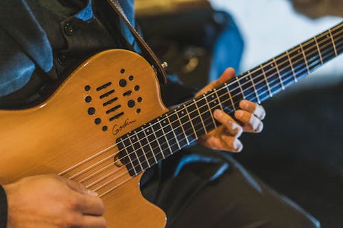 Fotobanka s bezplatnými fotkami na tému gitara, gitarista, hranie