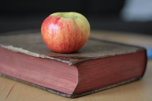 Apfel auf Buch