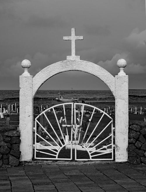 Foto d'estoc gratuïta de blanc i negre, cementiri, creu