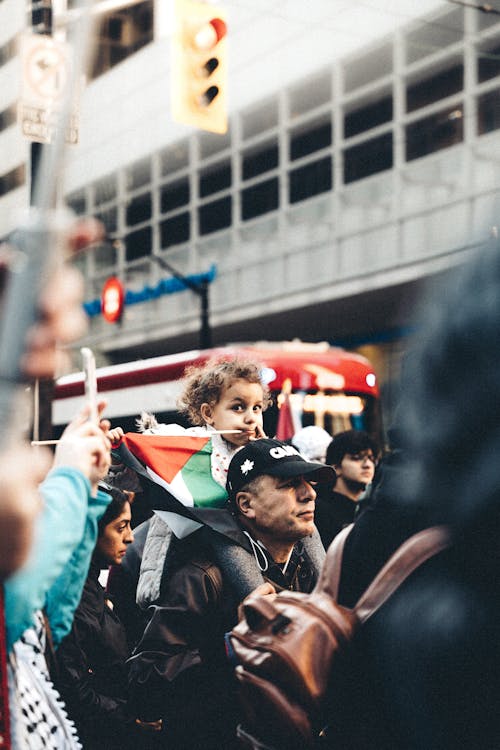 Immagine gratuita di bambino, bandiera, camminando