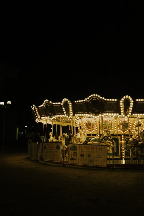 Gratis stockfoto met attractiepark, belicht, carrousel