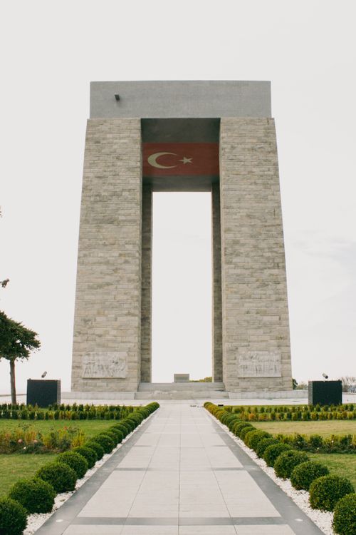 Free The iconic Martyrs Memorial honoring WWI soldiers in Çanakkale, Türkiye. Stock Photo