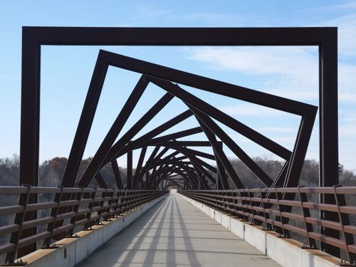 Free Explore the modern design of the High Trestle Trail Bridge in Iowa, featuring unique geometric metal arches. Stock Photo