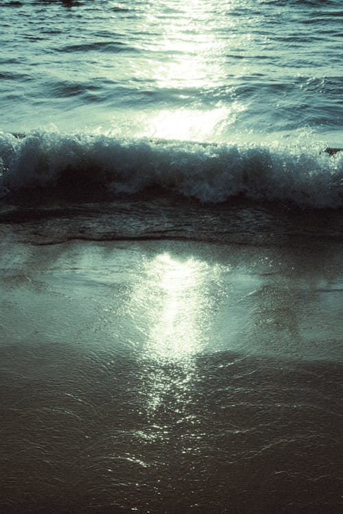 akşam karanlığı, dalga, deniz içeren Ücretsiz stok fotoğraf