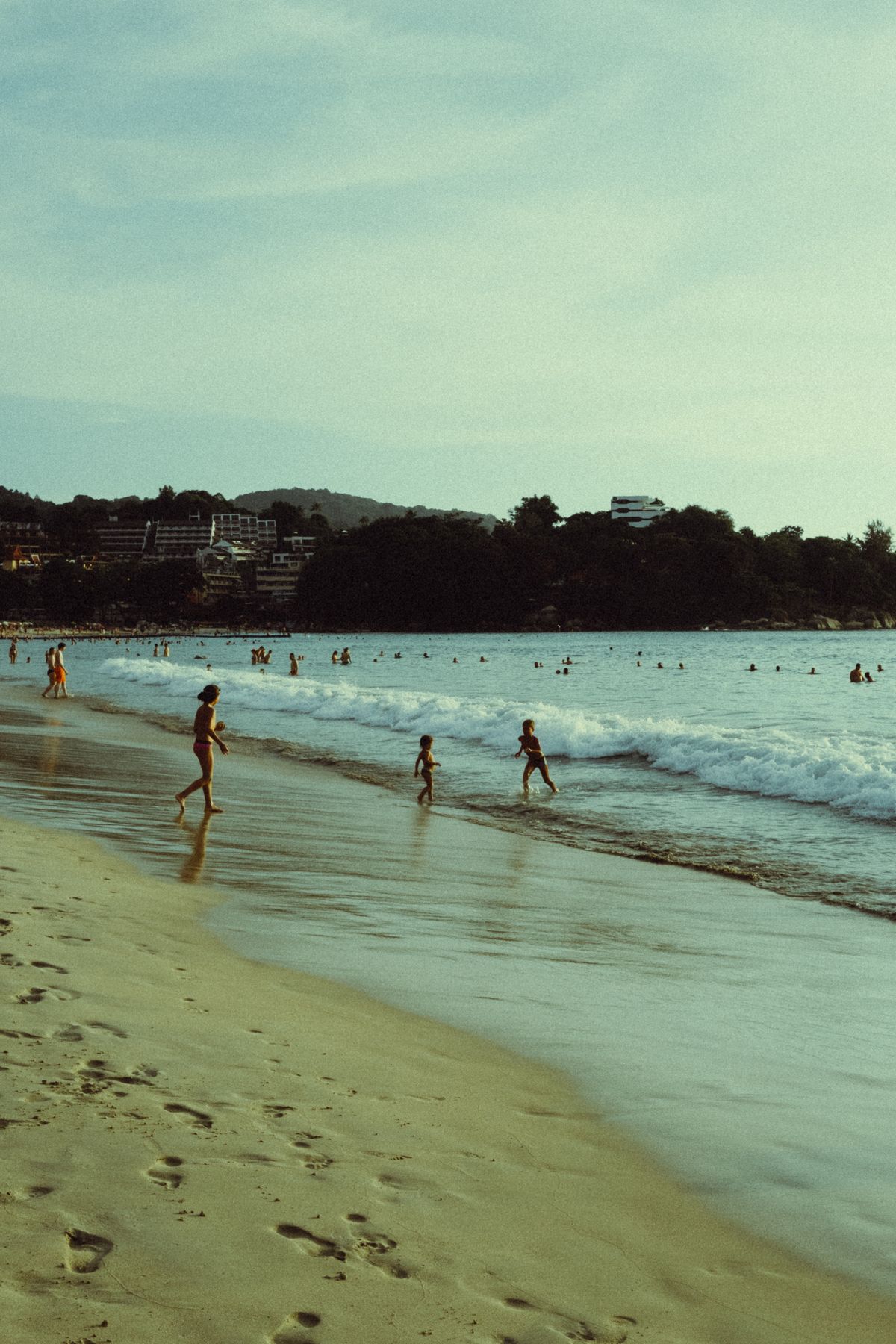 Patong - stradă animată seara în Phuket