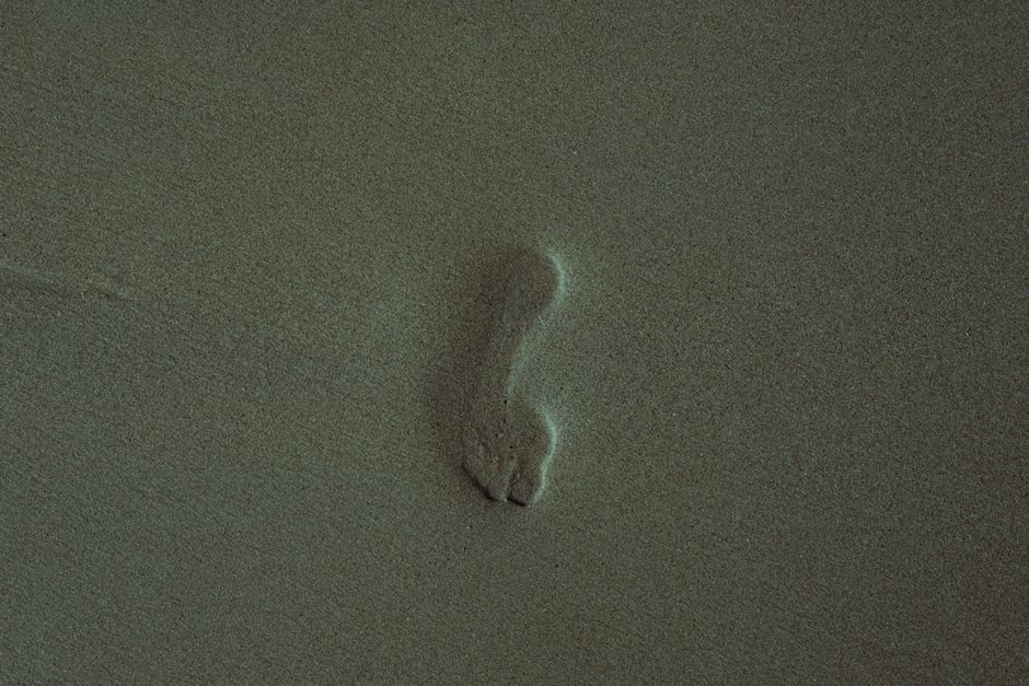 image of the wet footprint test showing a full foot impression for flat feet - best insoles for flat feet walking image of the wet footprint test showing a full foot impression for flat feet - best insoles for flat feet walking