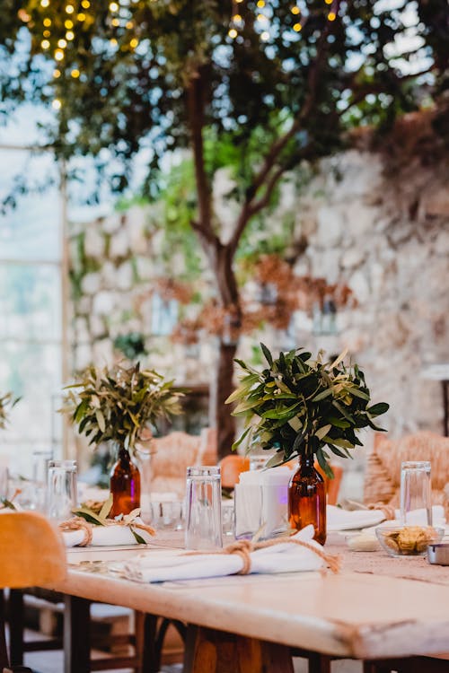 Free Charming outdoor dining table setting in Amman, Jordan, featuring wooden decor and lush greenery. أفضل مطاعم عمّان