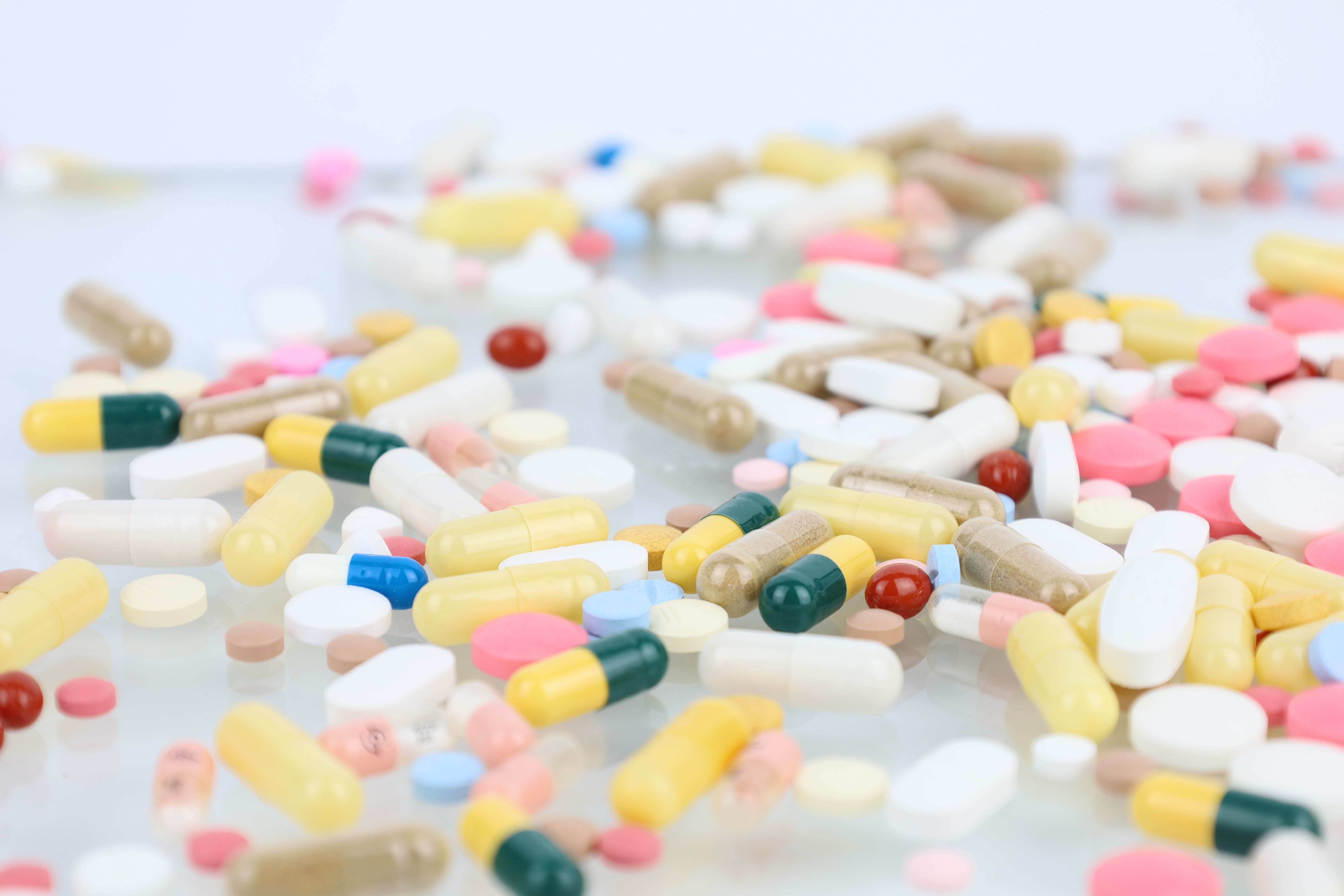 Photo gratuite de antibiotiques, arrière plan blanc, assortiment ...
