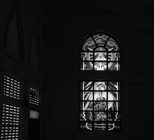 Бесплатное стоковое фото с католическая церковь, темный, черно-белый