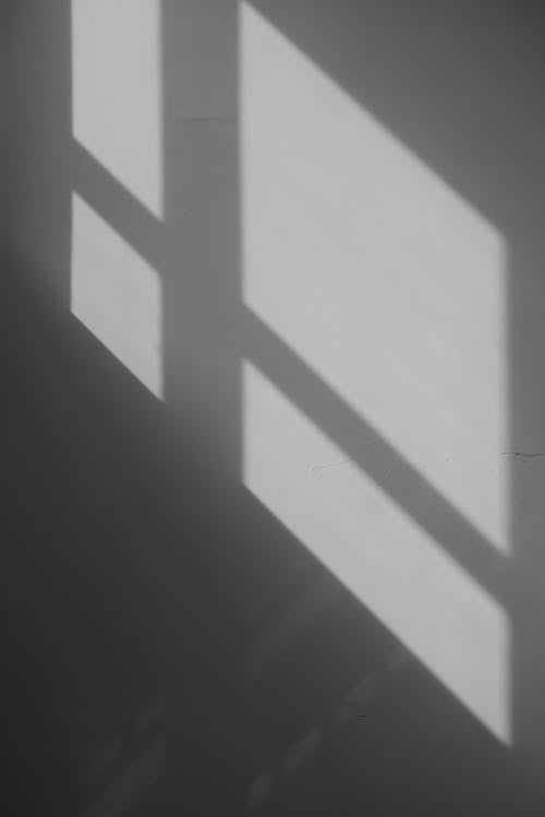 Foto d'estoc gratuïta de blanc i negre, finestra, finestres