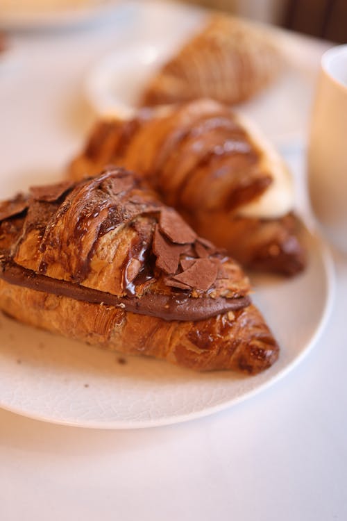 Foto d'estoc gratuïta de croissant, dolç, fons blanc