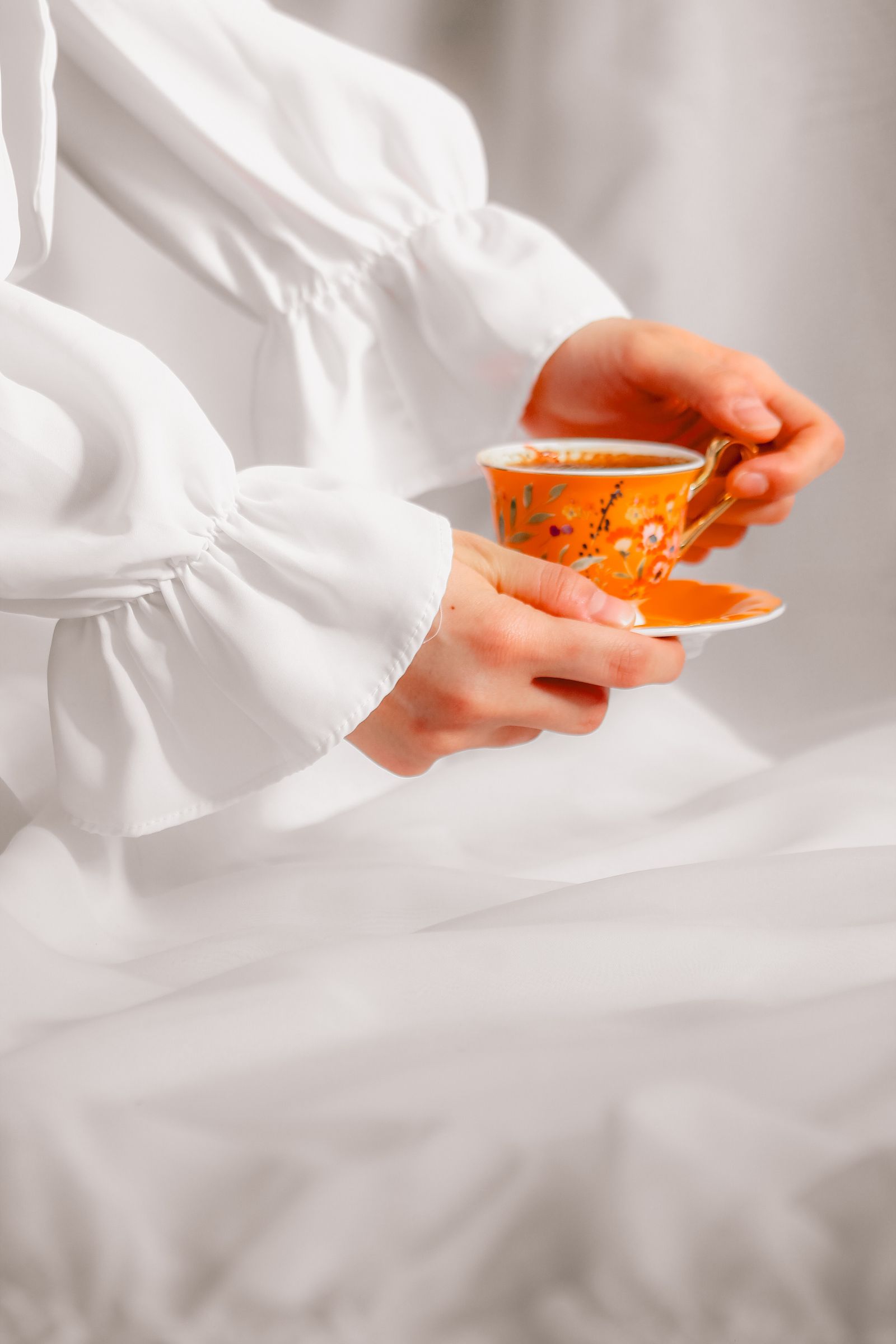 Espresso proaspăt extras într-o ceașcă mică