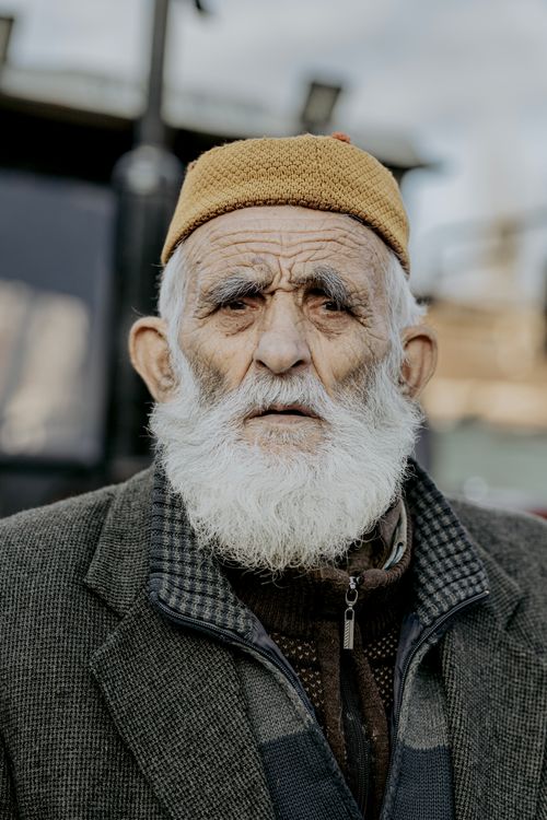 Free Portrait of an elderly man with a white beard, wearing a hat and jacket in Sivas, Türkiye. Stock Photo