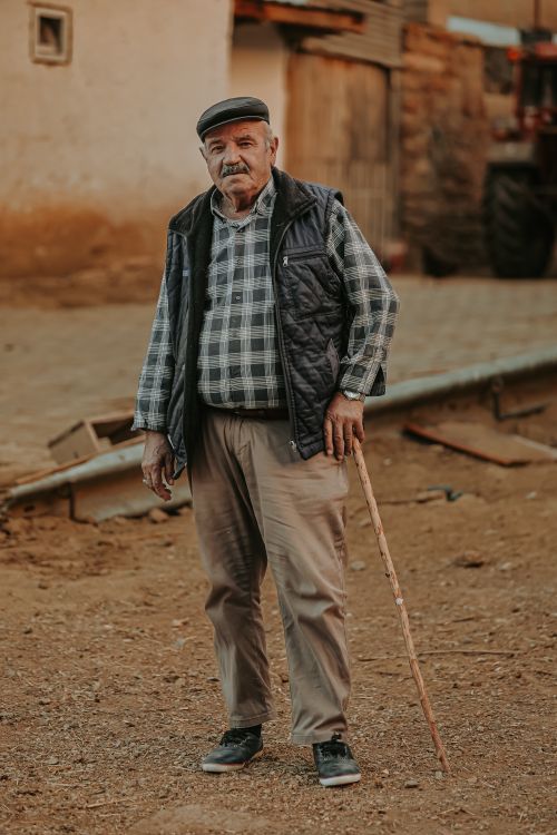 Free Portrait of an elderly man with a walking stick on a street in Sivas, Türkiye. Stock Photo