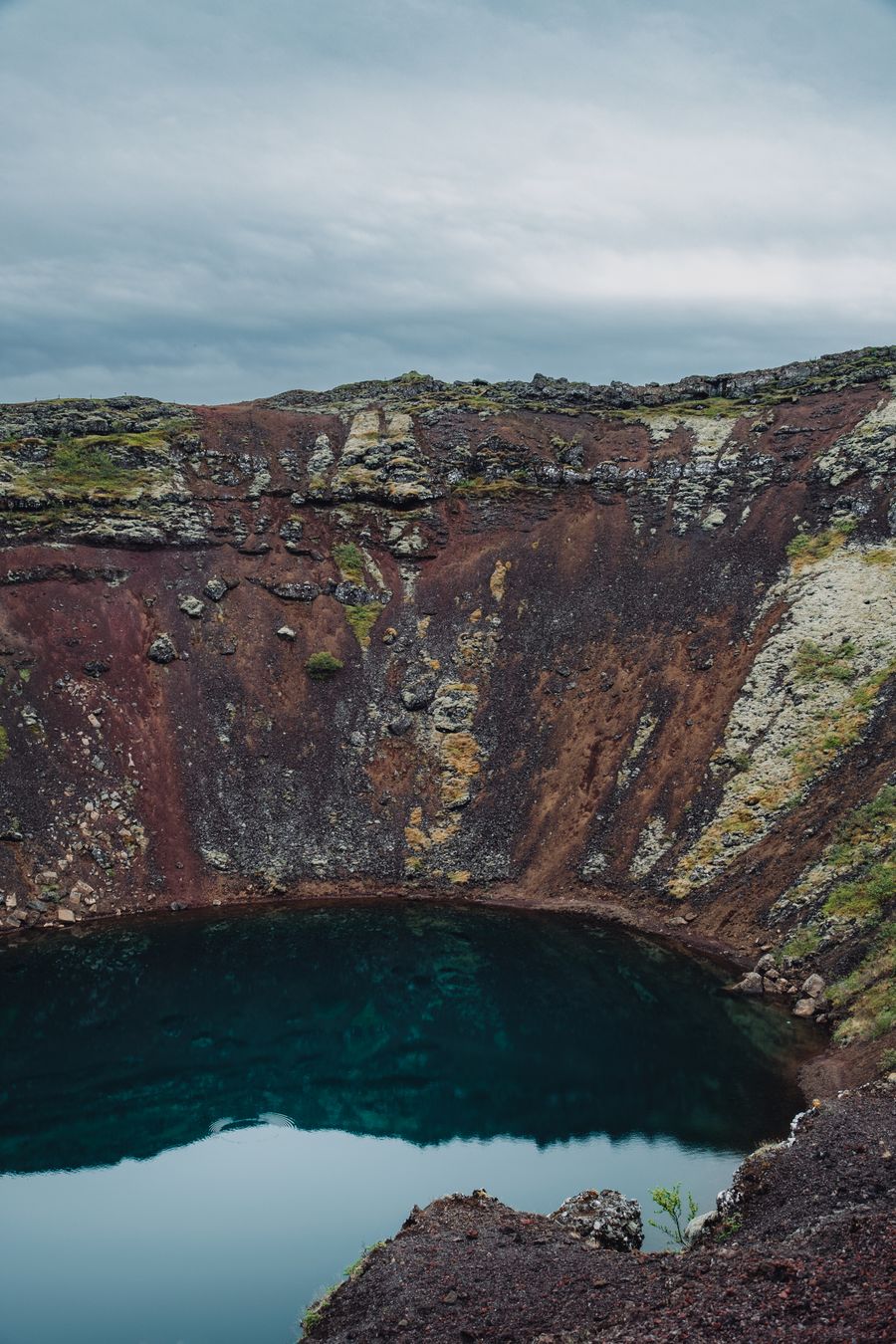 Craterul vulcanic Kerið din Islanda, cu lac albastru și pereți roșiatici