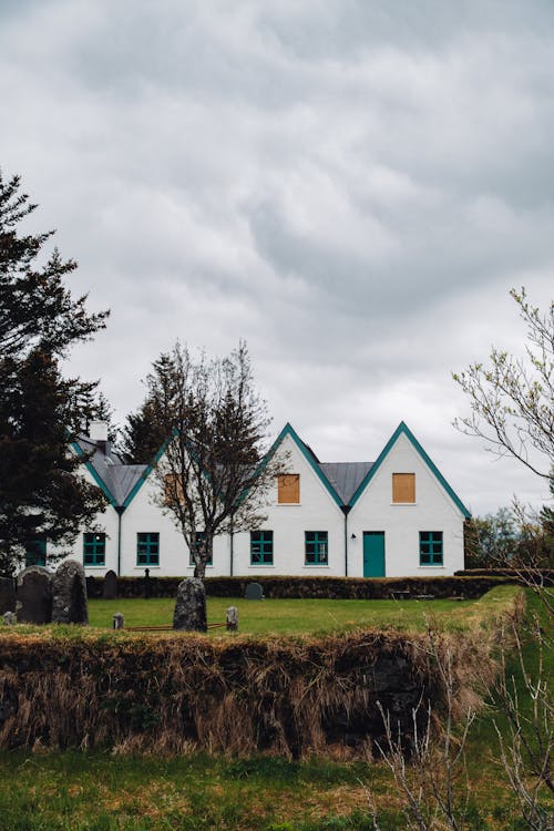 Foto d'estoc gratuïta de arbres, camp, cases adossades