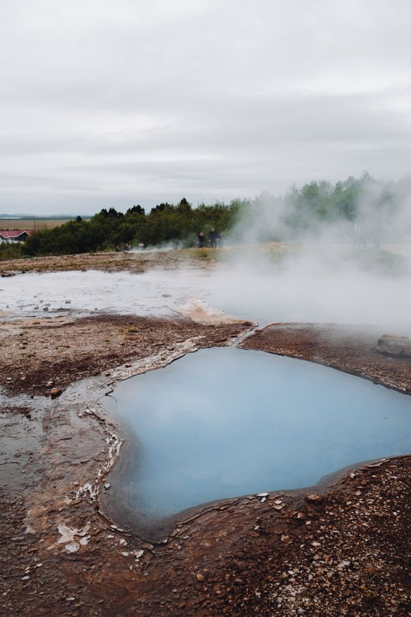 Zona geotermală Geysir cu aburi și bazine de apă fierbinte