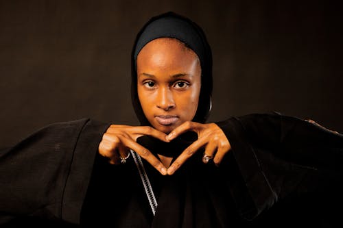 Kostenloses Stock Foto zu frau, gestik, hijab