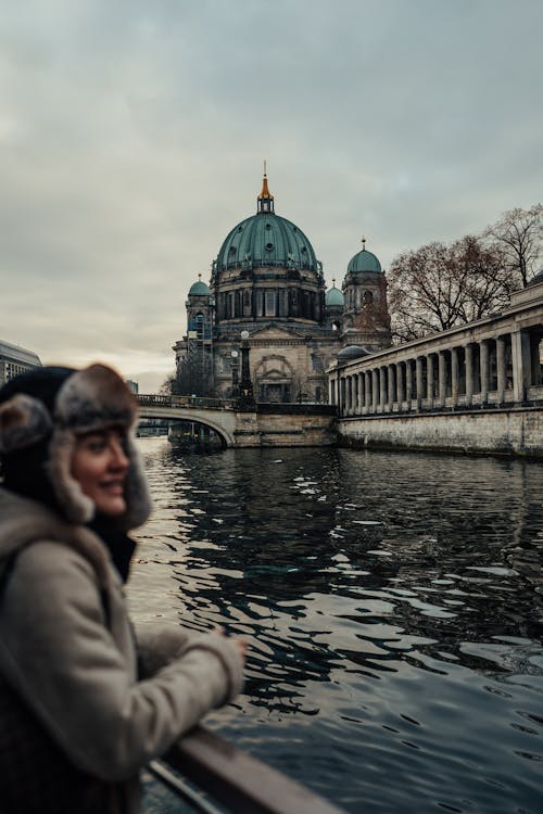 Безкоштовне стокове фото на тему «берлінський собор, вертикальні постріл, жінка»