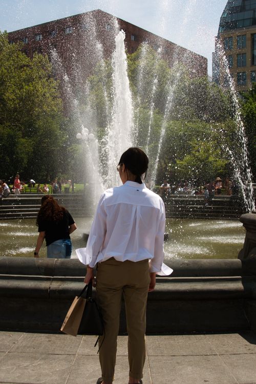 Free Women standing behind fountain Stock Photo