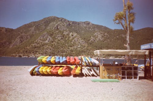 Fotos de stock gratuitas de alquiler de canoas, alquiler de kayaks, arena