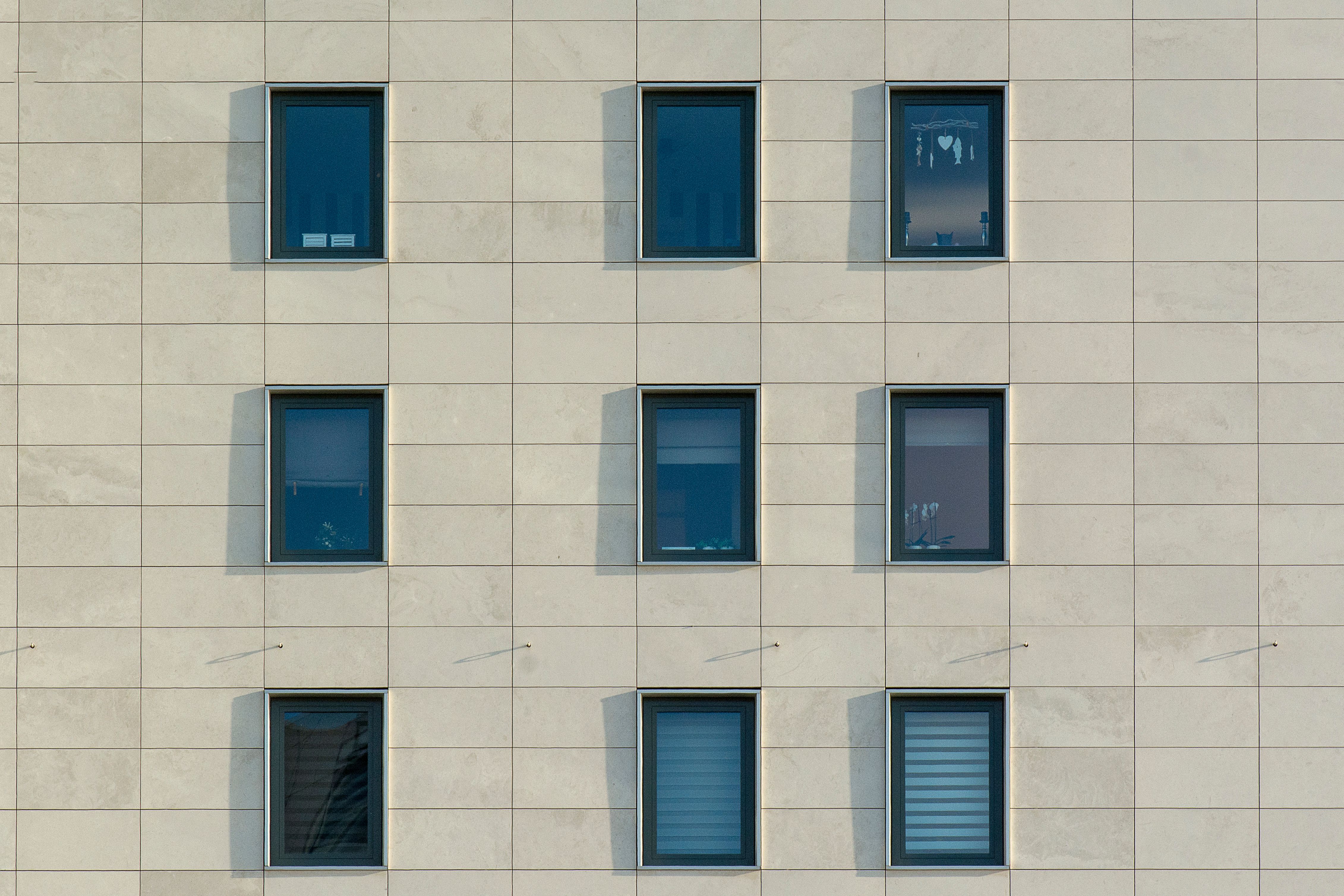 Motif de fenêtres modernes sur la façade d'un bâtiment professionnel
