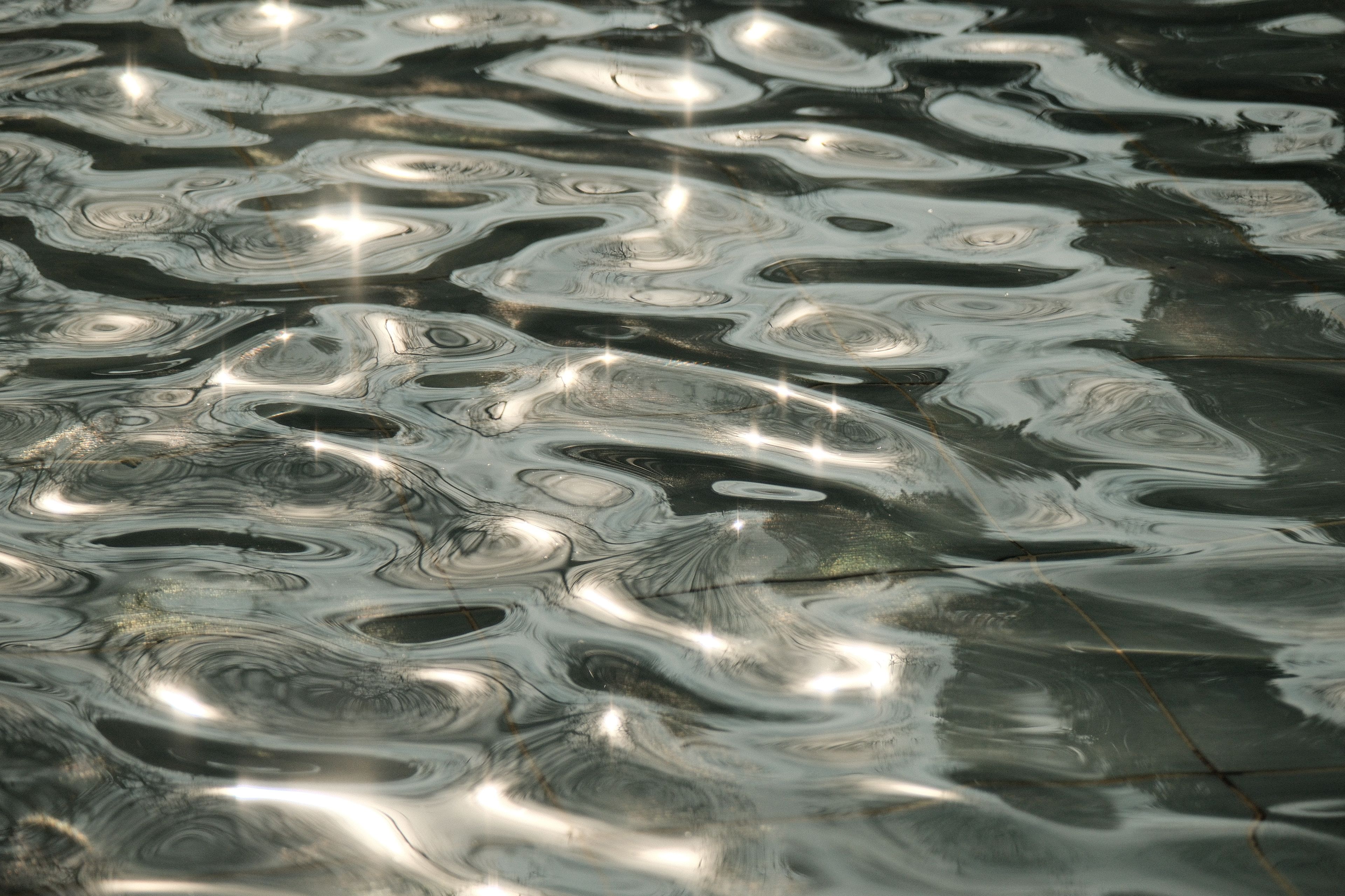 Nahaufnahme von Wasser mit Lichtreflexen