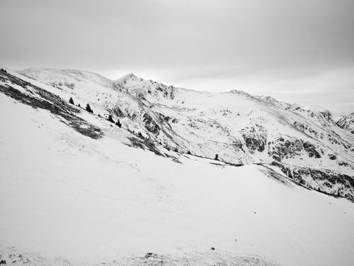 Free Snowy mountain landscape in monochrome, capturing the serene winter scene. Stock Photo