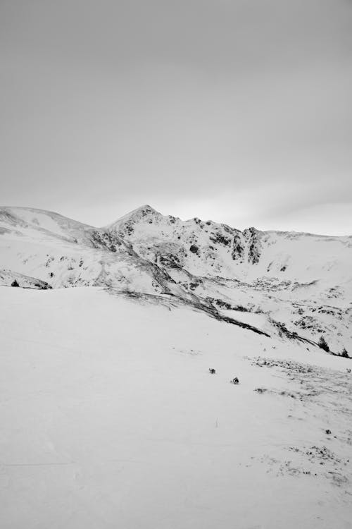Foto profissional grátis de cênico, colinas, com frio