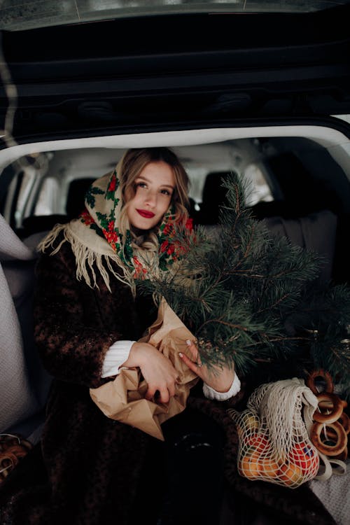 Gratis arkivbilde med blomstret hodeskjerf, jul, kvinne