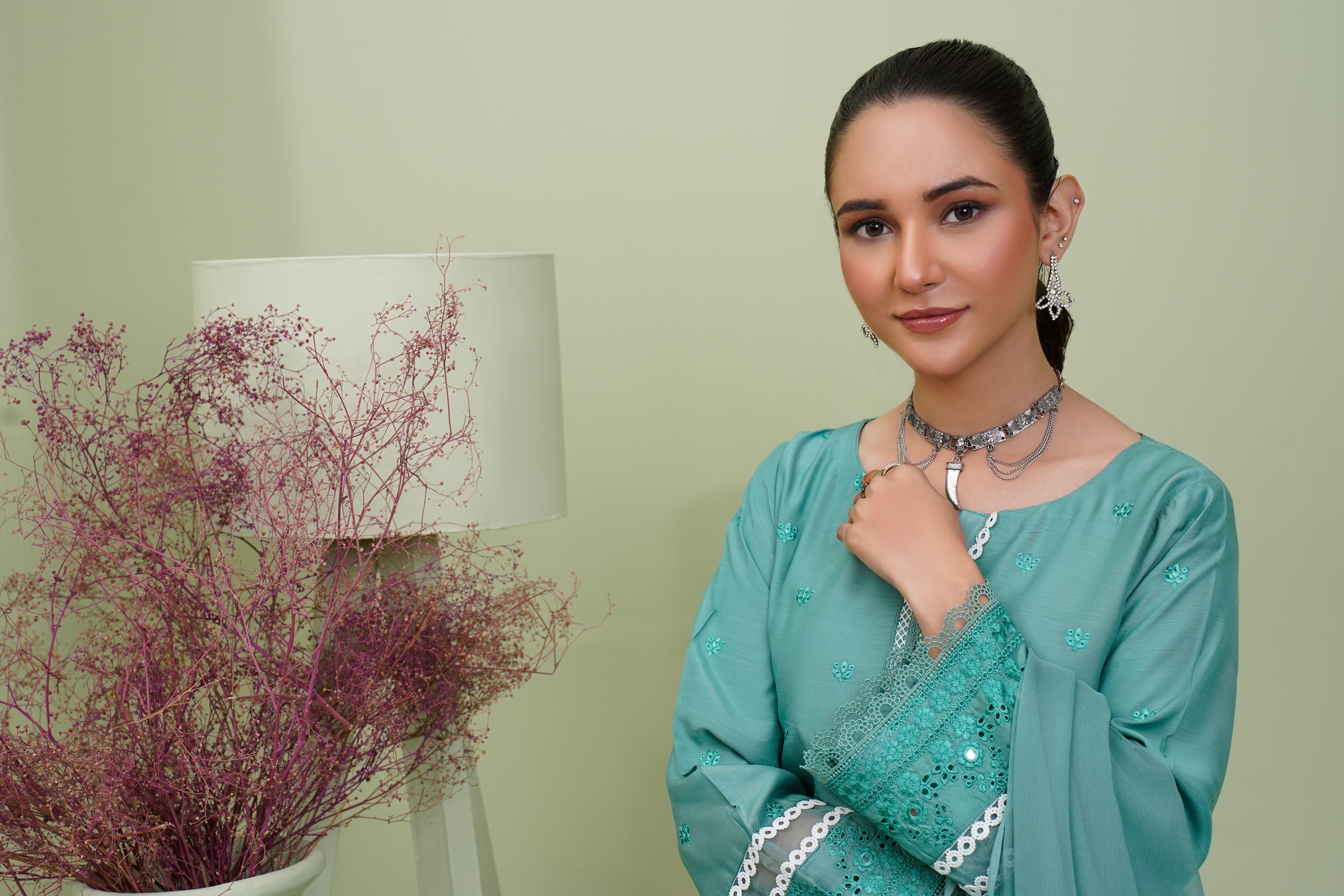 تین پتی کے سبز فیلٹ میز پر چھپے ہوئے تین کارڈز، چپس اور سنجیدہ کھلاڑی کا قریبی منظر