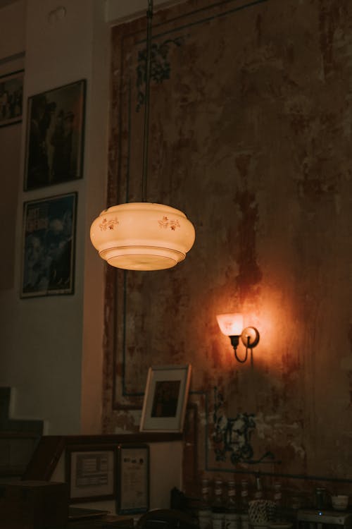 Gratis lagerfoto af interiør, lamper, lodret skud