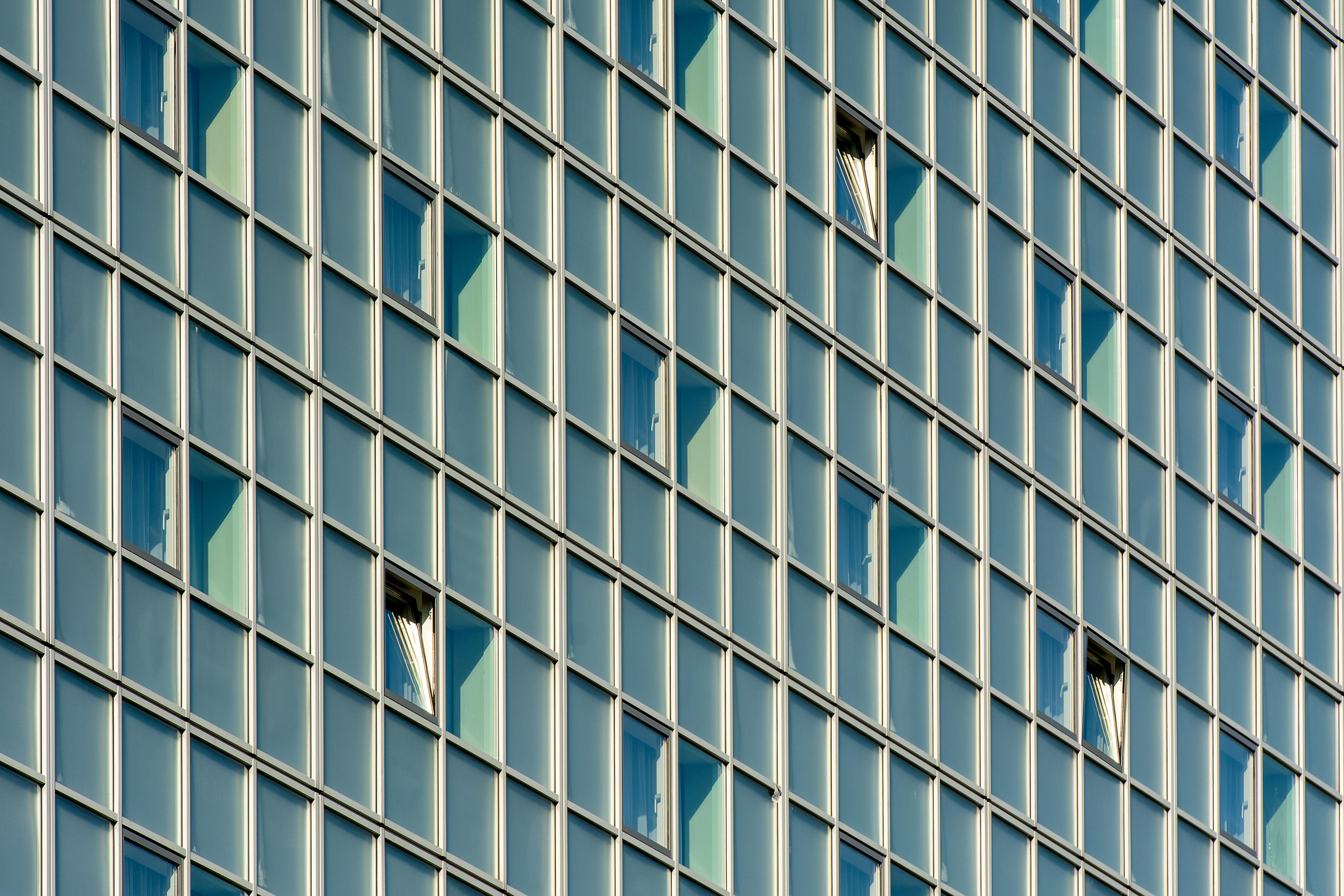 Gratis lagerfoto af åbne vinduer, arkitektoniske detaljer, beboelsesejendom Lagerfoto