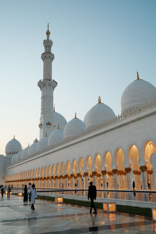 Free A stunning view of Sheikh Zayed Grand Mosque in Abu Dhabi, highlighting its architectural beauty at dawn. Stock Photo