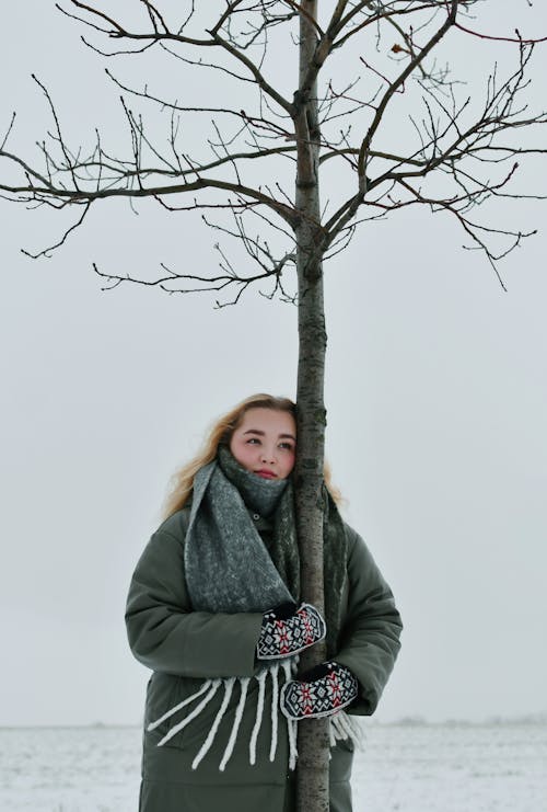 Foto profissional grátis de árvore, cabelo comprido, cachecol