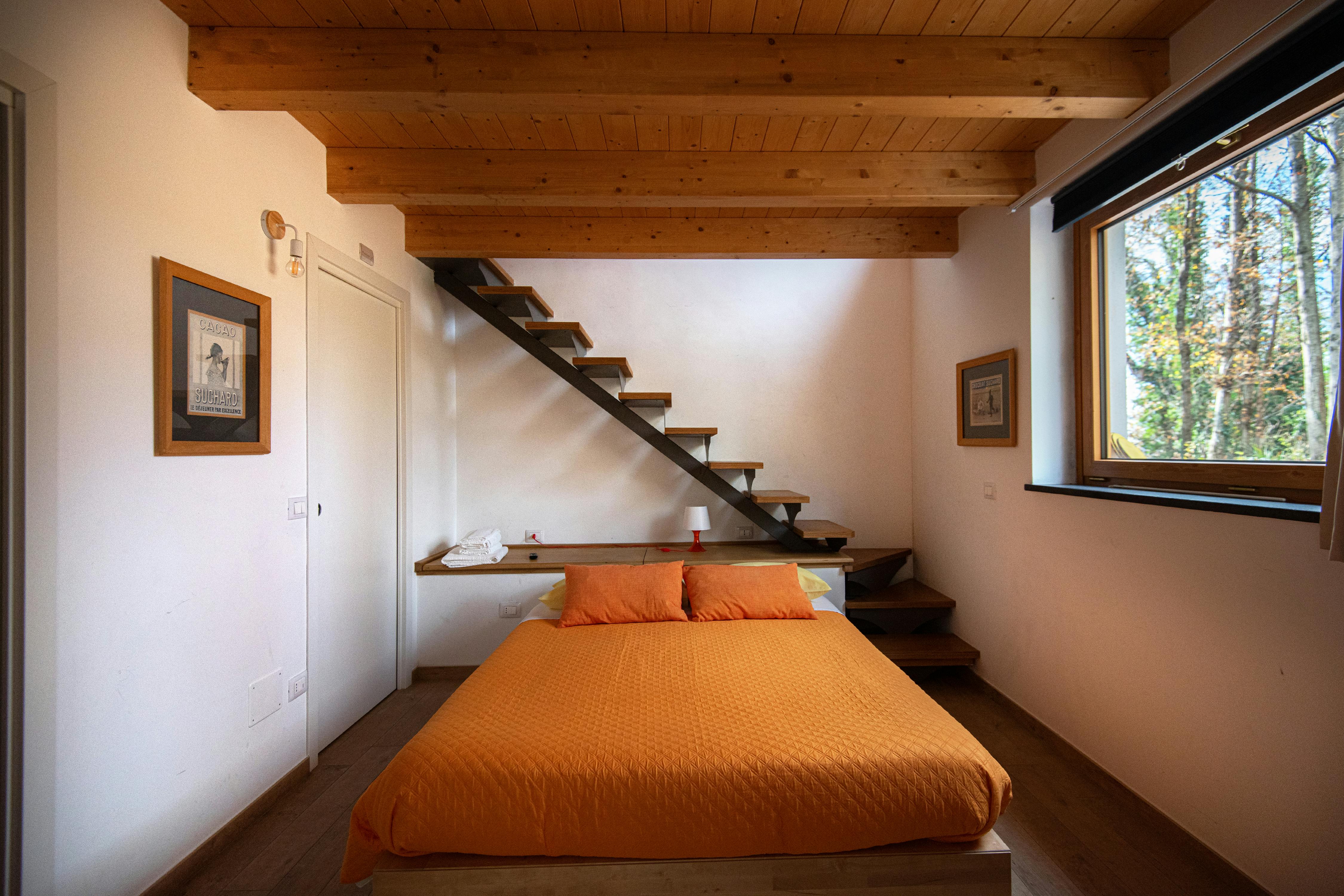 Detailansicht einer Hochbett-Treppe mit breiten Stufen und integriertem Stauraum